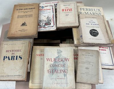 plusieurs vieux livres sont empilés sur une table