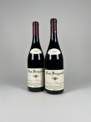 deux bouteilles de vin rouge posées l'une à côté de l'autre sur une table