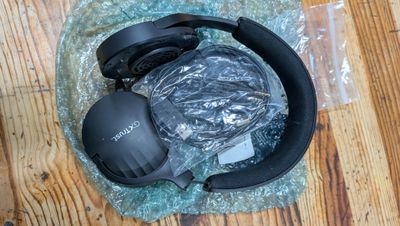 un casque posé sur une table
