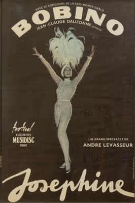 une vieille affiche de cinéma représentant une femme en robe blanche