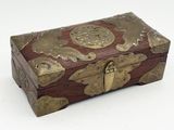 une petite boîte en bois ornée de motifs dorés