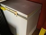 image d'un petit réfrigérateur blanc dans une pièce