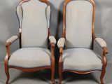 paire de fauteuils français du XIXe siècle en noyer, avec accoudoirs rembourrés