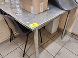 une table sur laquelle est posée une boîte, à côté de deux chaises