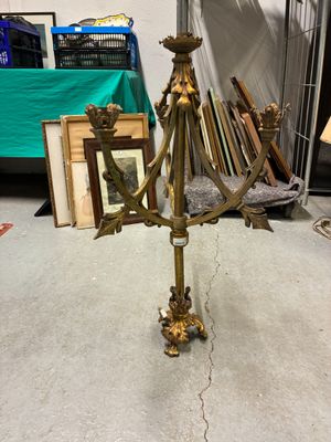 une lampe posée sur une table dans une pièce