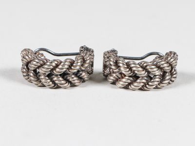une paire de boucles d'oreilles en argent ornées d'une corde torsadée