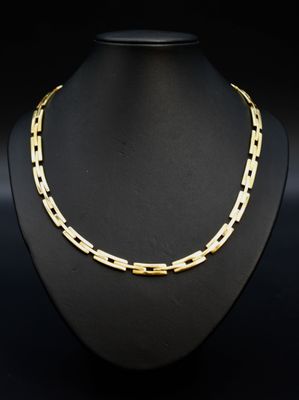 un collier à chaîne en or sur un mannequin mannequin mannequin mannequin mannequin mannequin mannequin mannequin mannequin mannequin