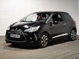 la petite voiture noire est garée dans une grande pièce