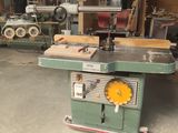 une machine qui se trouve dans une pièce où il y a beaucoup de bois