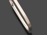 un bracelet en argent avec un motif incurvé