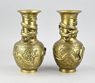 paire de vases anciens en laiton ornés de têtes de dragon