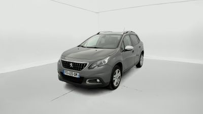 Une voiture grise est garée dans une pièce blanche au sol blanc.