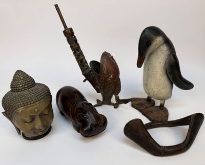 un grand nombre d'objets différents posés sur une table