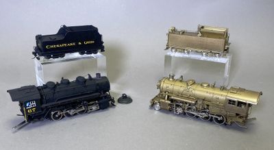 trois types différents de petits trains sur une table