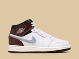 La Air Jordan 1 Mid est disponible en blanc et en marron