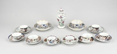 il y a beaucoup de tasses à thé et de soucoupes de toutes sortes sur la table