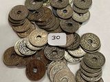 un tas de pièces de monnaie sur lequel est accrochée une étiquette indiquant le prix