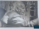 photographie en noir et blanc d'un vieil homme en costume-cravate