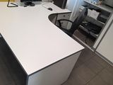 un bureau blanc avec un ordinateur dans une pièce