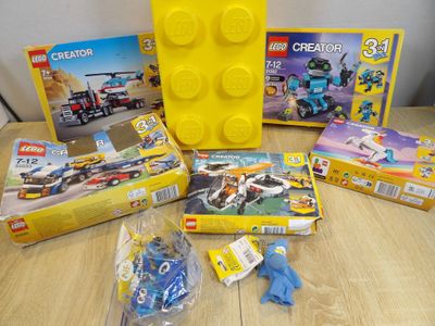 un tas de legos posés sur une table