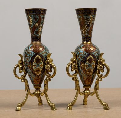 deux vases posés sur une table