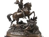 statue représentant un homme à cheval avec un chien, sur un rocher