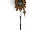 une image représentant une horloge à coucou accrochée au mur