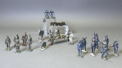 un grand nombre de figurines posées sur une table