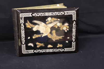 une boîte noire et dorée sur laquelle figure l'image d'un oiseau