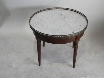 une photo d'une table au plateau en marbre et aux pieds en bois