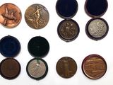 un lot de pièces de monnaie posées sur une table
