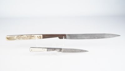 deux couteaux posés l'un à côté de l'autre sur une table
