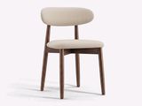 La chaise est en bois et son assise est rembourrée de couleur beige.