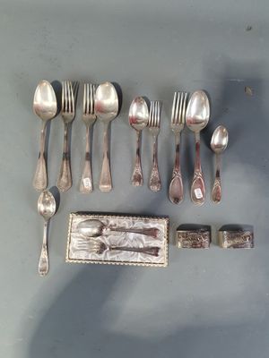 beaucoup de cuillères en argent et de cuillères à soupe sur la table