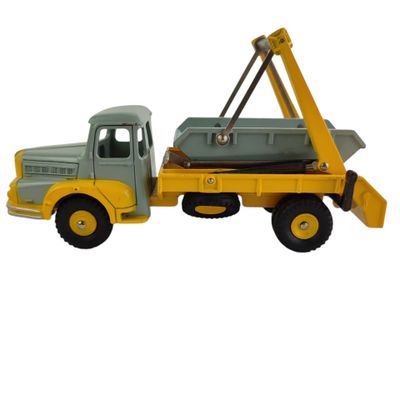 un camion jouet équipé d'une grue