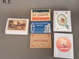 quatre types différents de cartes à jouer posées sur la table