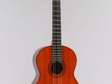 une guitare acoustique accrochée à un mur sur fond blanc