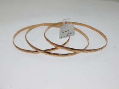 trois bracelets munis d'une étiquette, posés sur une surface blanche