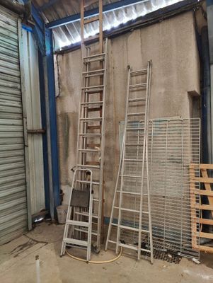 many ladders that are leaning up against the wall