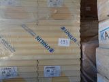 une pile de boîtes empilées les unes sur les autres