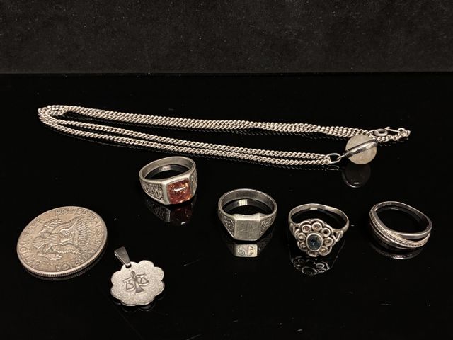 En argent 925 millièmes : une bague marguerite à décor d’une pier...