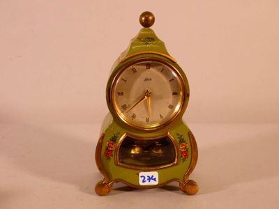 une petite horloge posée sur une table