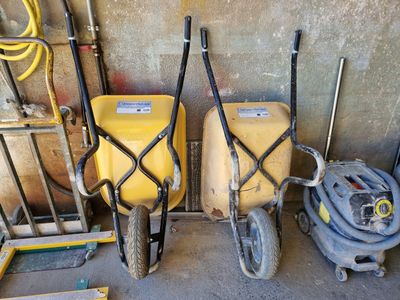 deux chariots jaunes munis de roues et d'un tuyau posé par terre