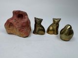 Plusieurs types de figurines sont exposées sur une surface blanche