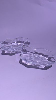 trois plats en verre transparent posés sur une surface blanche