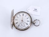 une montre de poche en argent avec des chiffres romains