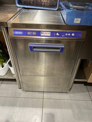 un lave-vaisselle en acier inoxydable posé sur un plan de travail