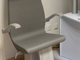 une chaise qui se trouve dans le coin d'une pièce