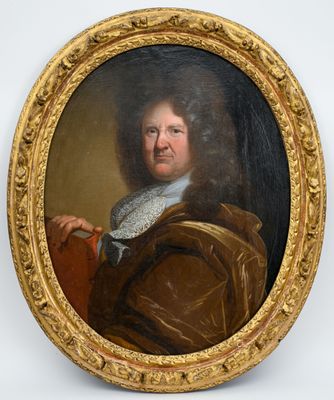 portrait d'un homme vêtu d'un manteau marron et tenant un sac rouge