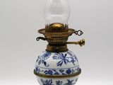un vase bleu et blanc surmonté d'une lampe